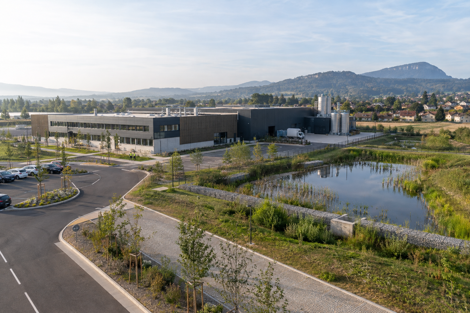 Site productif français intégré à son territoire entre bâtiments, sols perméables et gestion de l’eau