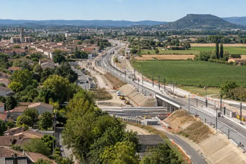 Grand projet ferroviaire entre ville française et terres agricoles dans le cadre du ZAN