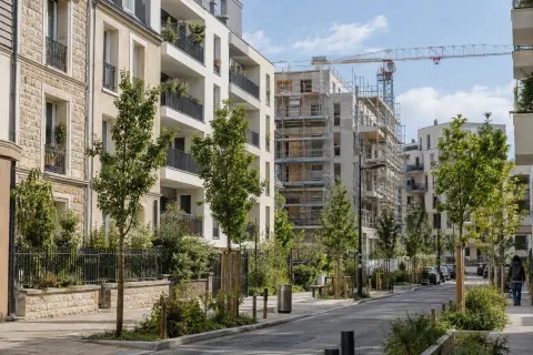 Quartier urbain européen mêlant logements rénovés et construction de logements abordables