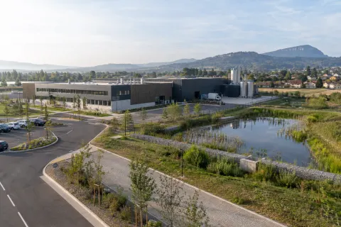 Site productif français intégré à son territoire entre bâtiments, sols perméables et gestion de l’eau