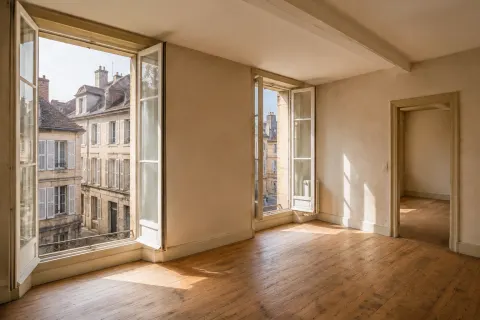 Appartement ancien vide avec parquet et fenêtres ouvertes sur les façades d’un centre-ville français, illustration générée par IA